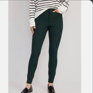 Size 6 regular. Old Navy pixie. Mid rise. Forest green. Pant